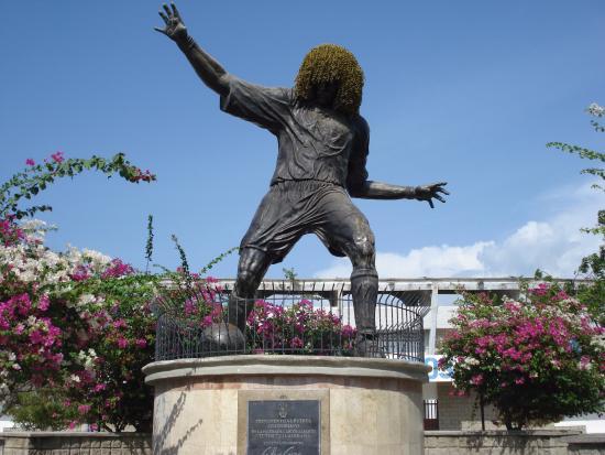 Monumento A El Pibe